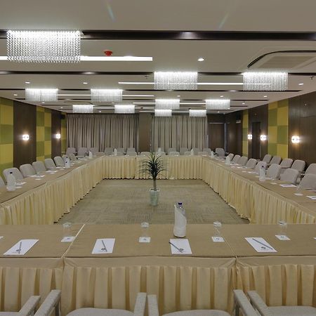 Hotel Pragati The Grand Amhedabad Dış mekan fotoğraf
