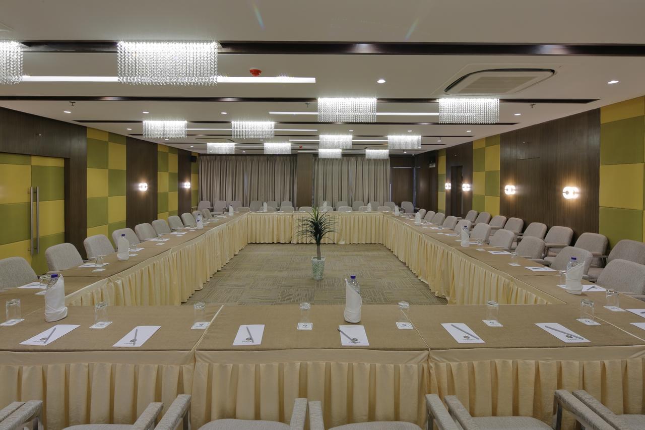 Hotel Pragati The Grand Amhedabad Dış mekan fotoğraf