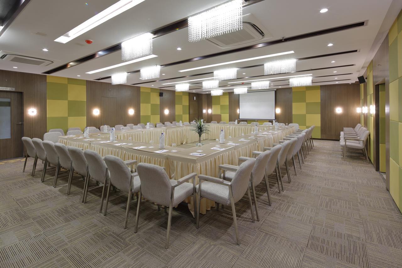 Hotel Pragati The Grand Amhedabad Dış mekan fotoğraf