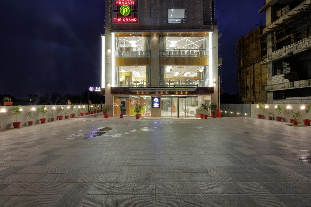 Hotel Pragati The Grand Amhedabad Dış mekan fotoğraf