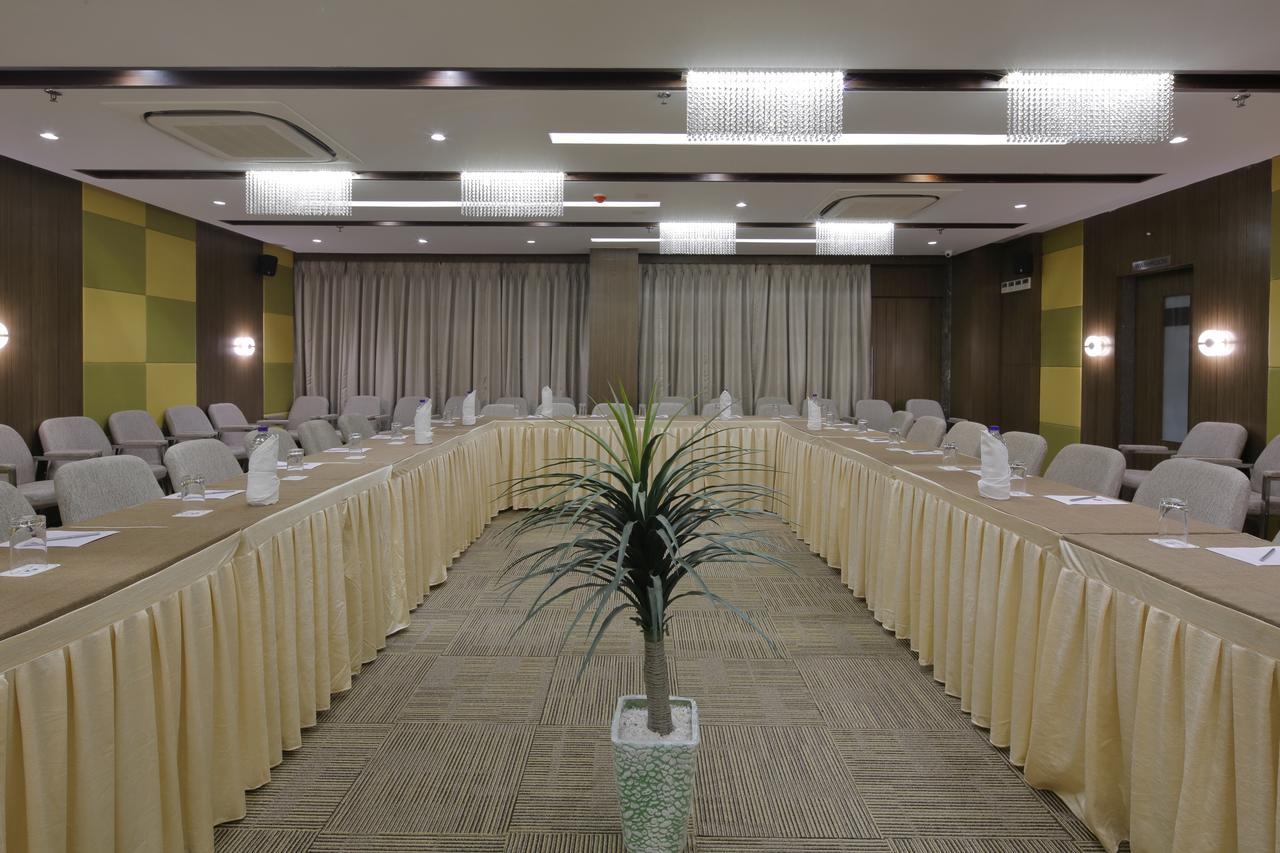 Hotel Pragati The Grand Amhedabad Dış mekan fotoğraf