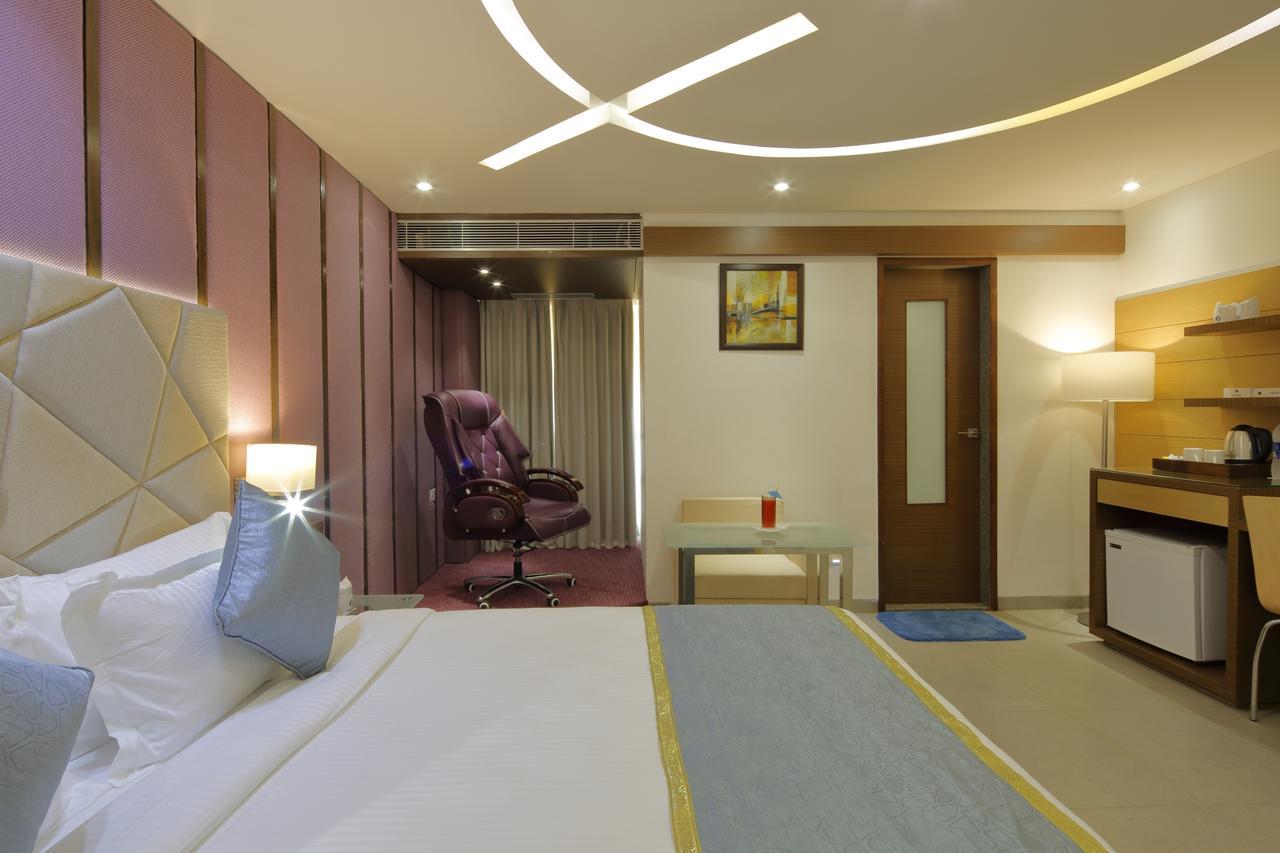 Hotel Pragati The Grand Amhedabad Dış mekan fotoğraf